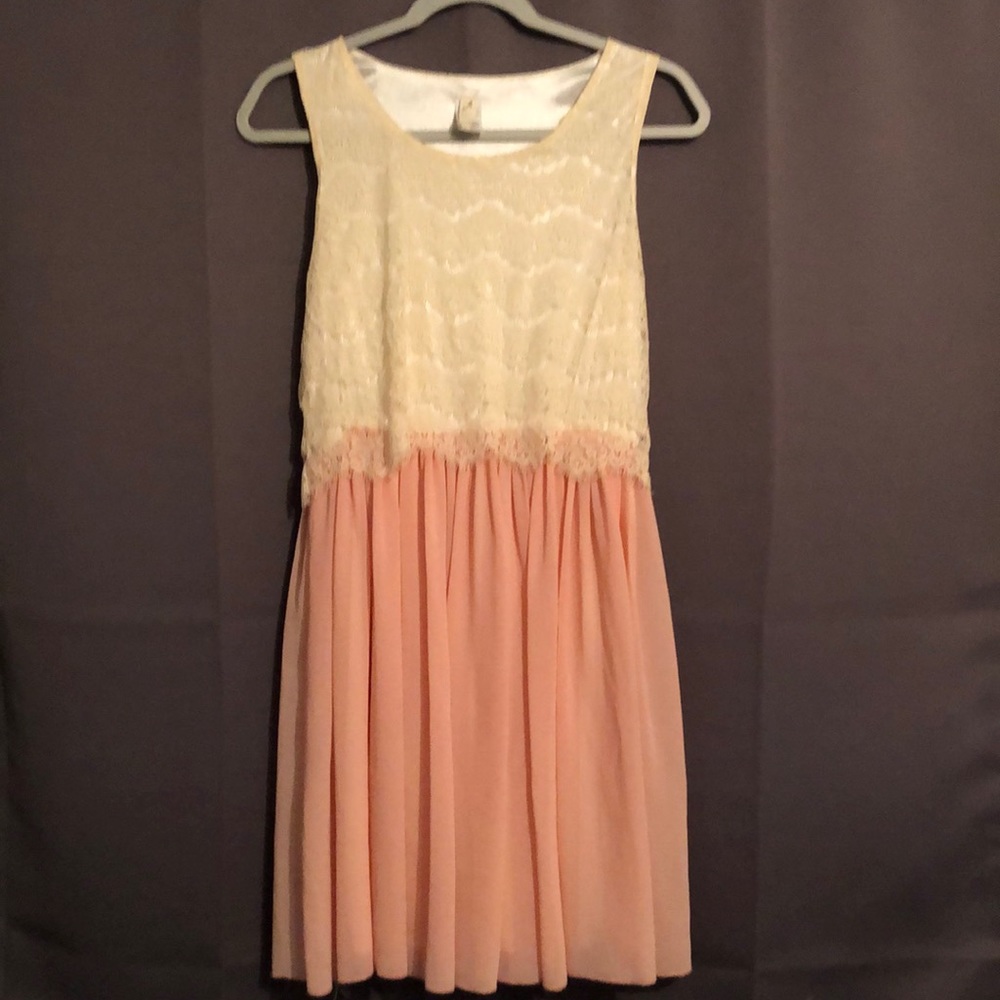 NWOT Francesca’s M lace peach dress